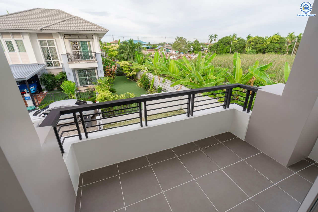 บ้านมือสองตกแต่งใหม่ ม.พฤกษาวิลเลจ10 บางใหญ่ เนื้อที่ 58.6 ตร.ว. ตอบโจทย์ทุกการอยู่อาศัย ฟังก์ชัน 3 ห้องนอน 2 ห้องน้ำ 1 ที่จอดรถ บรรยากาศเป็นส่วนตัว บนทำเลศักยภาพ เชื่อมต่อถนนกาญจนาภิเษก ใกล้เซ็นทรัลเวสต์เกต ทางด่วน "ศรีรัช" และรถไฟฟ้า "สถานีตลาดบางใหญ่"